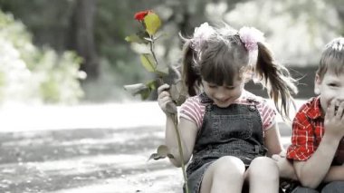 iki konuşan çocuk ve çocuk çiçek takdim