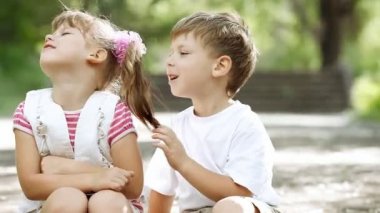 iki çocuk Park açık havada oyunu