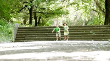 iki çocuk Park açık havada oyunu