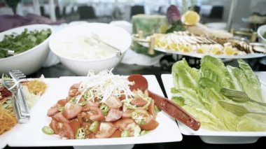 Yemek, masaya yiyecek