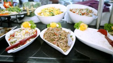 Yemek, masaya yiyecek