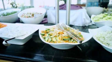 Yemek, masaya yiyecek