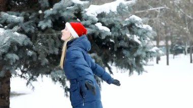 mutlu kız kış ormanda yürür