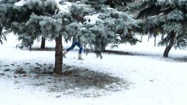 mutlu kız kış ormanda yürür