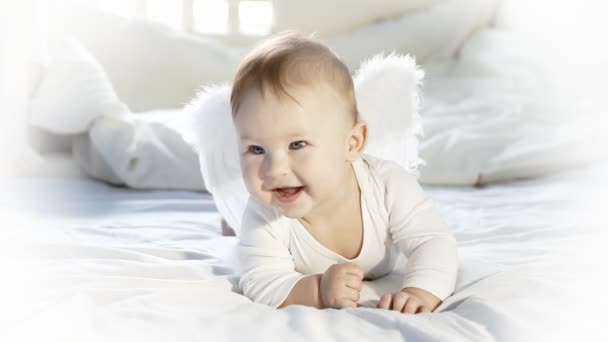 赤ちゃん天使はベッドの上 — ストック動画