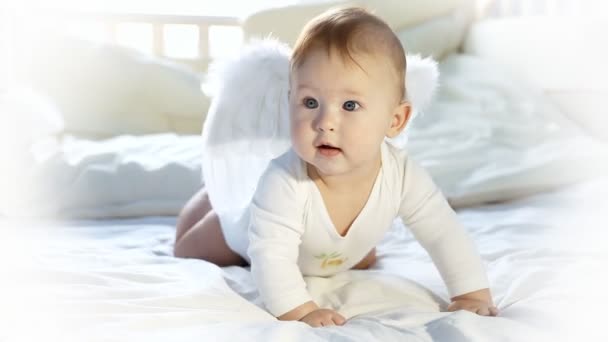 Дитячий ангел на ліжку — стокове відео