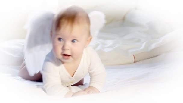 Детский ангел на кровати — стоковое видео