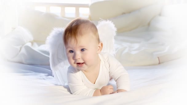 Bébé ange sur le lit — Video