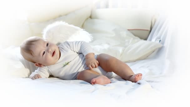 Baby angel på sängen — Stockvideo