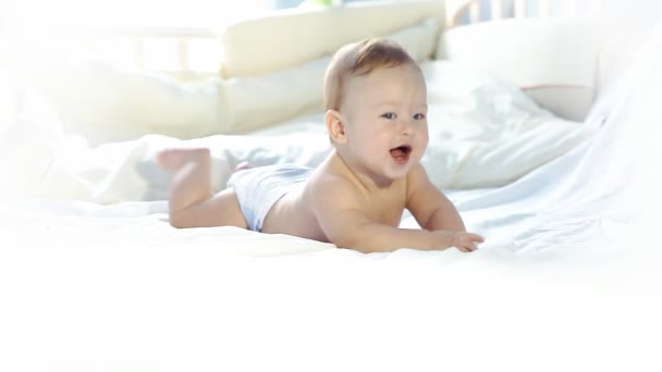 Bébé ange sur le lit — Video