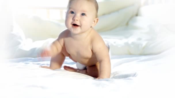 Ángel bebé en la cama — Vídeo de stock
