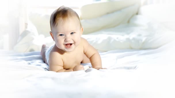 Bebê feliz na cama — Vídeo de Stock