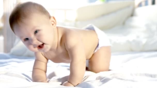 Bebê feliz na cama — Vídeo de Stock