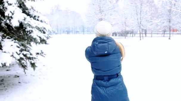 Chica feliz camina en madera de invierno — Vídeo de stock