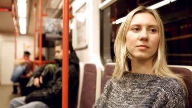 kanepede oturan annesi ile gülen bebek