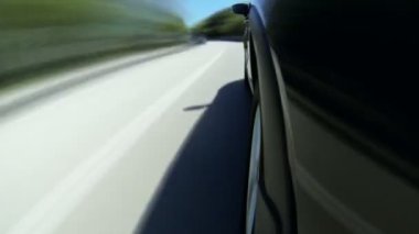 dağlar ile güzel yol hızda bir araba Timelapse görünümü.