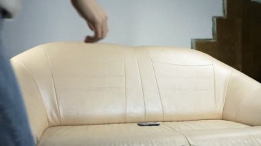 telefonla konuşan Divan güzel kız