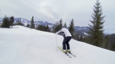 hareketli kamera görünümünü kayakçı dağların sürme