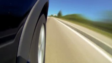 dağlar ile güzel yol hızda bir araba Timelapse görünümü.