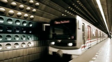 Timelapse görünümünü metro tren istasyonu üzerinde