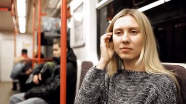 kanepede oturan annesi ile gülen bebek