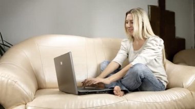 Divan laptop ile güzel kız