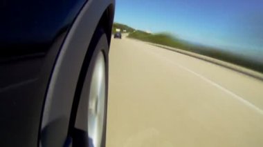dağlar ile güzel yol hızda bir araba Timelapse görünümü.