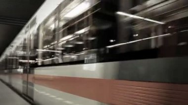 kanepede oturan annesi ile gülen bebek