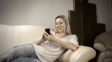 telefonla konuşan Divan güzel kız