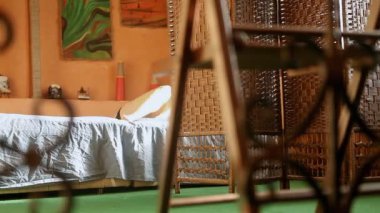 Yatak sabah güzel bir kadın uyanıyor