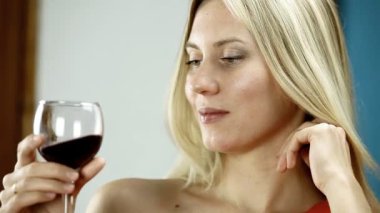 güzel sarışın kadın kırmızı şarap barda içecekler.