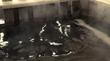 kış açık sıcak suya oturan kadın