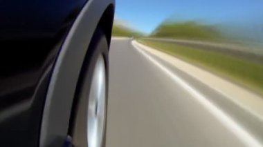 dağlar ile güzel yol hızda bir araba Timelapse görünümü.