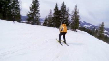 hareketli kamera görünümünü kayakçı dağların sürme