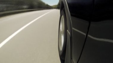 dağlar ile güzel yol hızda bir araba Timelapse görünümü.