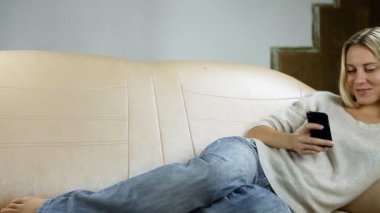 telefonla konuşan Divan güzel kız
