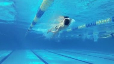 backstorke stil Yüzme güzel sualtı görüntüleme