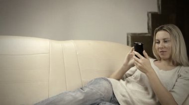 telefonla konuşan Divan güzel kız