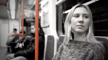 kanepede oturan annesi ile gülen bebek