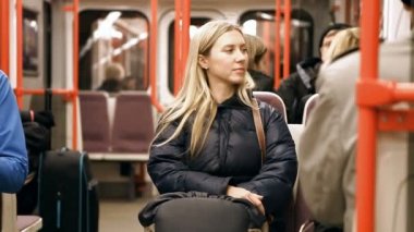 kanepede oturan annesi ile gülen bebek