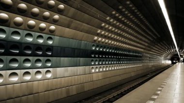 metro tren istasyonunda geldi