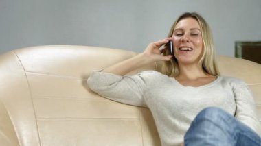 telefonla konuşan Divan güzel kız