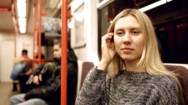 kanepede oturan annesi ile gülen bebek