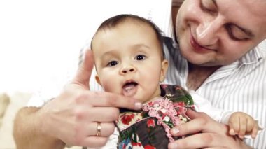 kanepede oturan babası ile gülen bebek