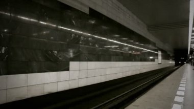 Timelapse görünümünü metro tren istasyonu üzerinde