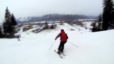 hareketli kamera görünümünü kayakçı dağların sürme