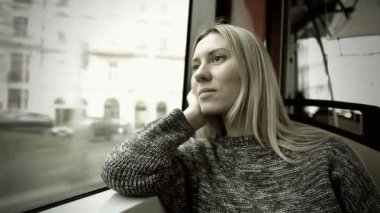 Tramvayda oturan genç güzel kadın