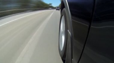 dağlar ile güzel yol hızda bir araba Timelapse görünümü.