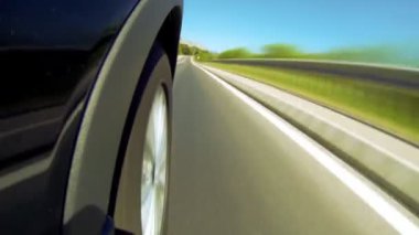 dağlar ile güzel yol hızda bir araba Timelapse görünümü.