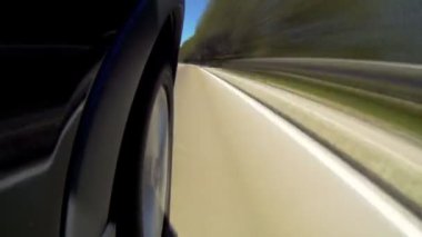 dağlar ile güzel yol hızda bir araba Timelapse görünümü.